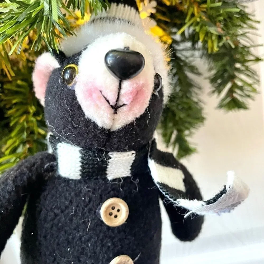 WREATH NWT BLACK, SILVER & WHITE 24” BEAR PRE-LIT WREATH